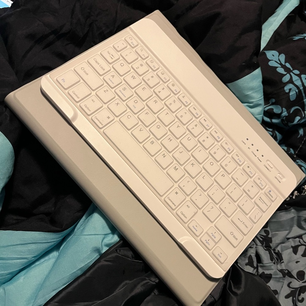 Apple Tablet Case with Keyboard - White and Gray